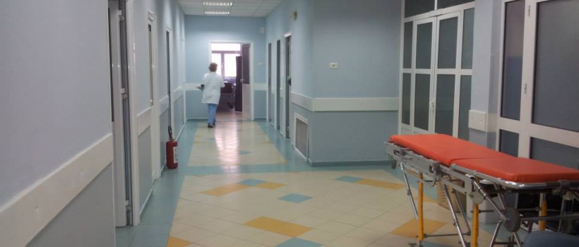 Radhë të gjata për vizita dhe analiza në poliklinikën e Vlorës.